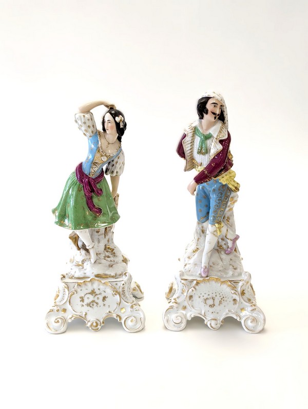 DEUX FIGURINES en porcelaine émaillée polychrome...