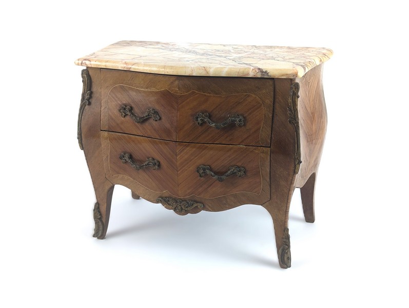 PETITE COMMODE dite de maîtrise formant COFFRET...