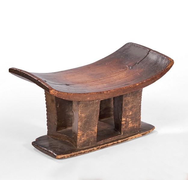 TABOURET curule à montants droits sculpté...