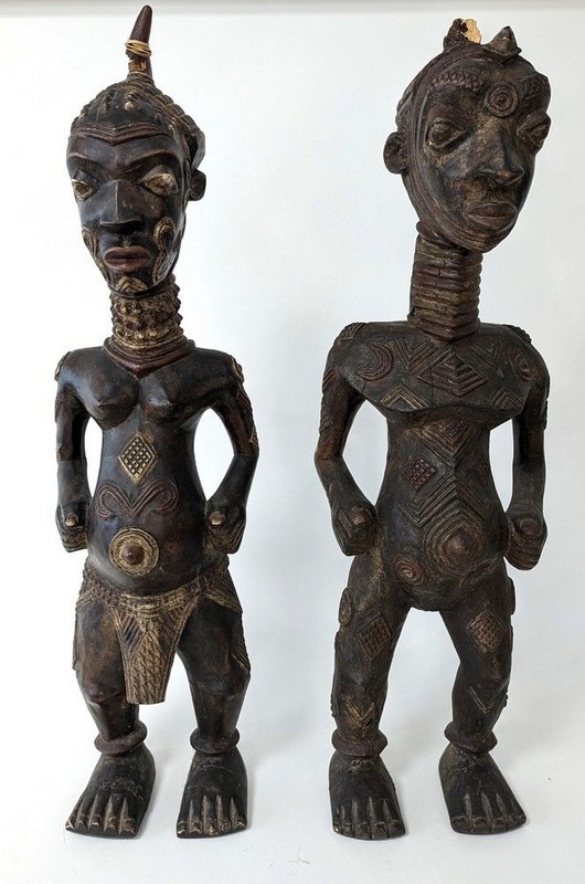 DEUX STATUETTES en génuflexion aux multiples...