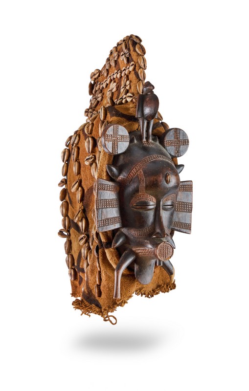 MASQUE KPELIE en bois sculpté patiné avec...