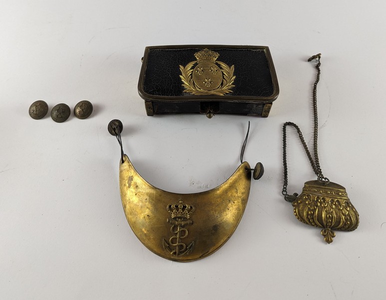 ENSEMBLE MILITAIRE, comprenant :