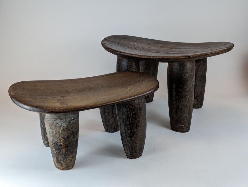 DEUX TABOURETS de forme curule à large assise...