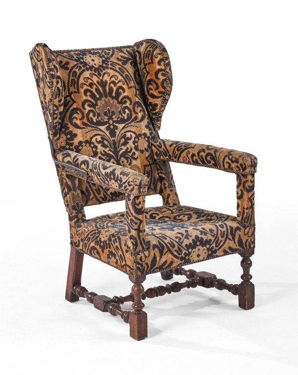 FAUTEUIL en noyer mouluré à dossier droit...