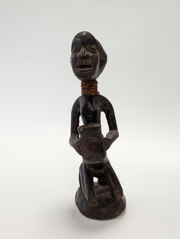 STATUETTE féminine en bois sculptée et cordelettes...