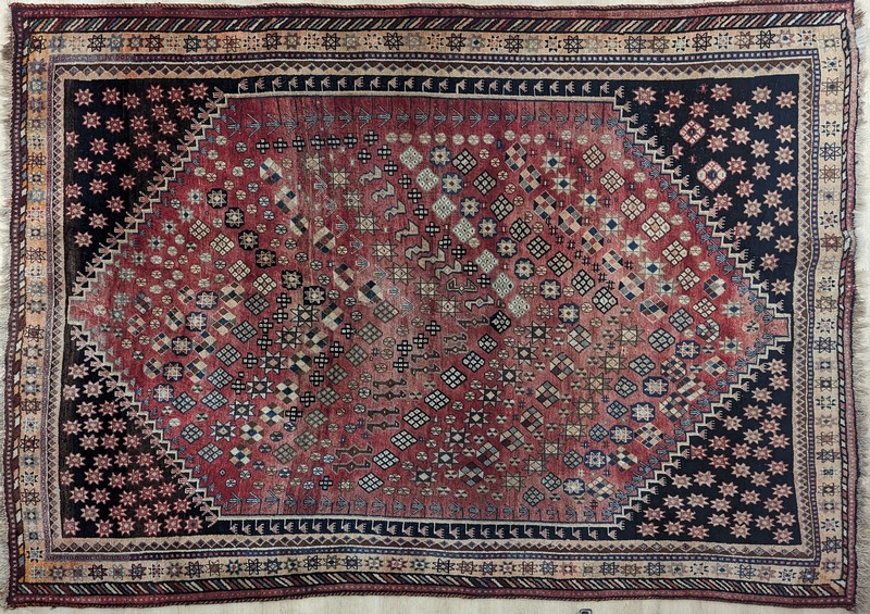 TAPIS en laine à décor de motifs géométriques...