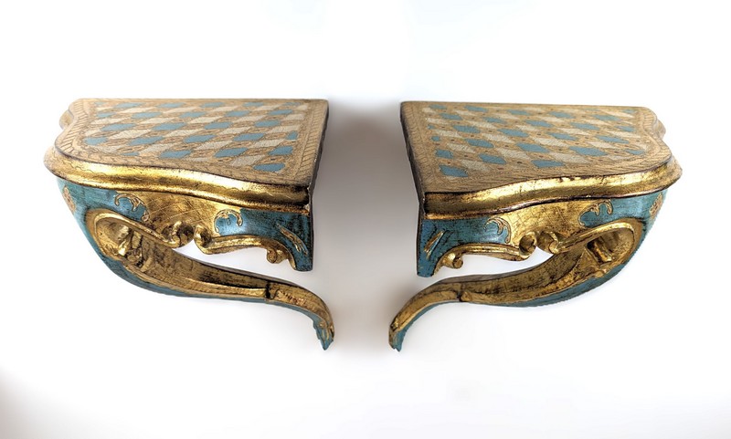 PAIRE DE TABLETTES D'ENCOIGNURES D'APPLIQUES...