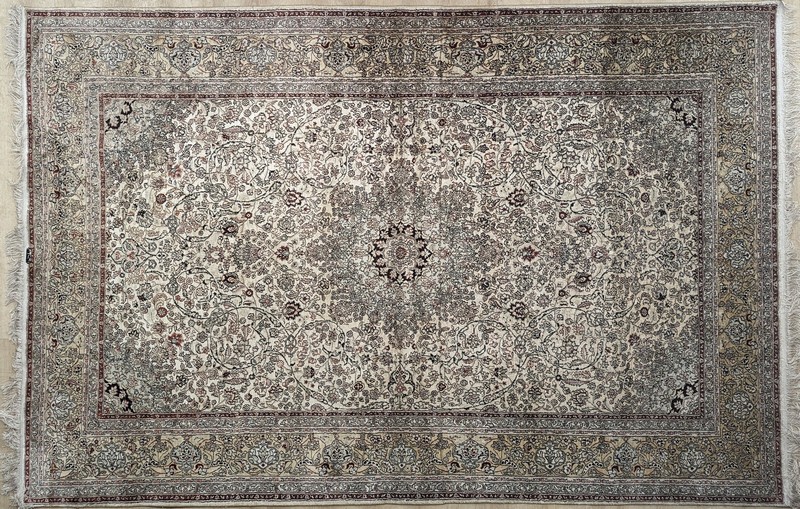 TAPIS en laine et soie polychromes à décor...