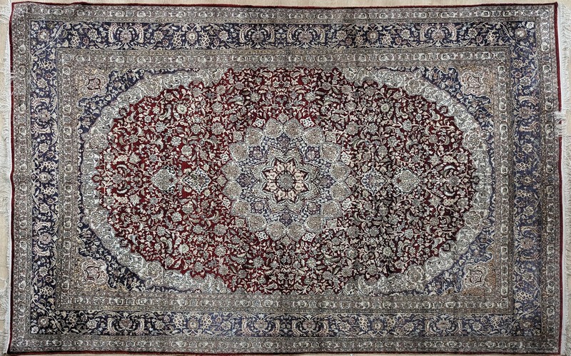 TAPIS en laine et soie polychromes à décor...