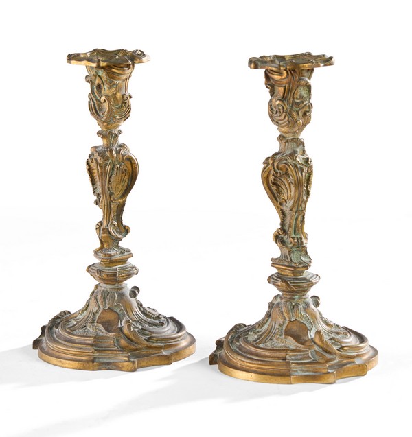 PAIRE DE FLAMBEAUX en bronze anciennement...