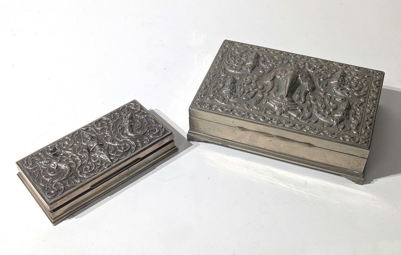 DEUX BOÎTES rectangulaires en bois gainé...
