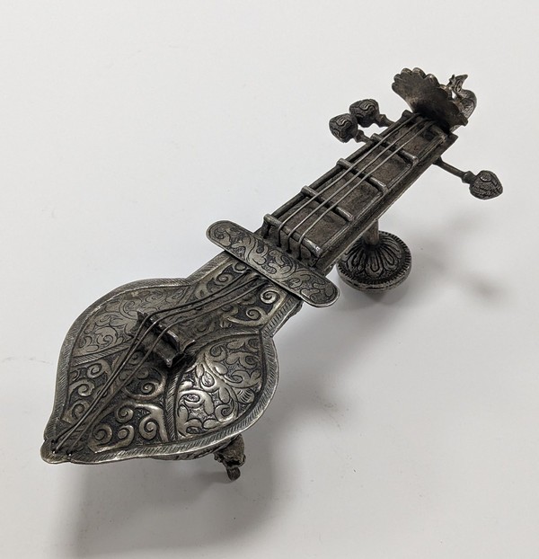 PETITE BOÎTE ou ÉTUI A PIPE tripode en argent...