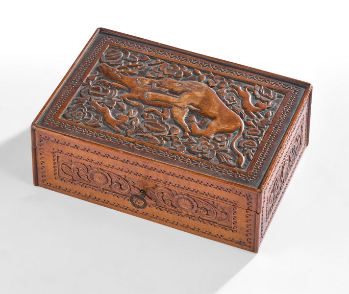 COFFRET rectangulaire en bois sculpté, le...