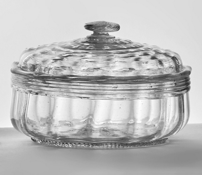 CONFITURIER couvert en verre soufflé, à la...