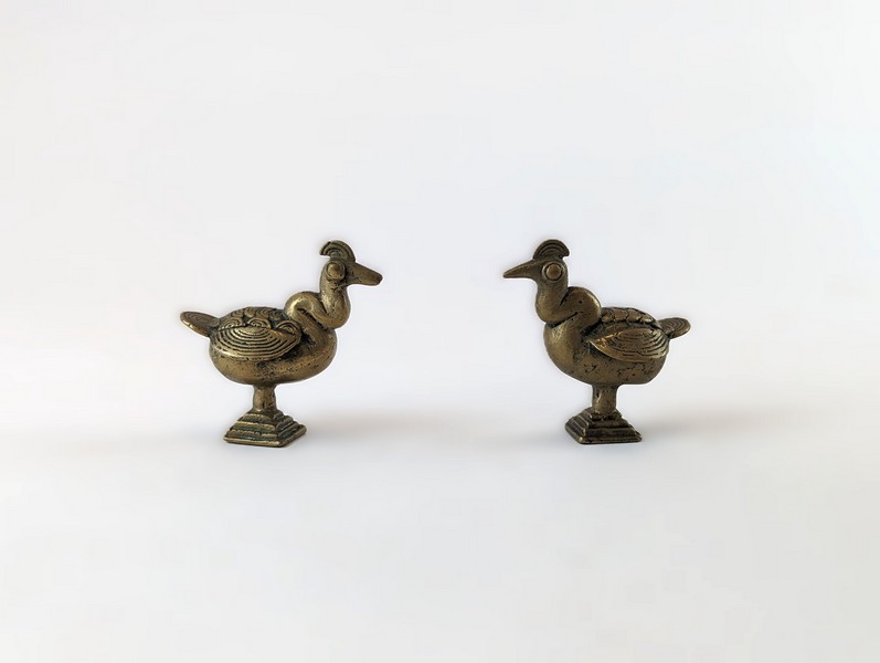 DEUX POIDS en bronze à peser l'or, en forme...