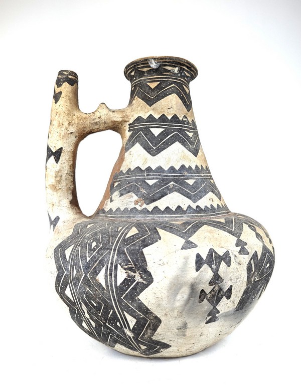 VASE à anse droite et haut col tronconique,...
