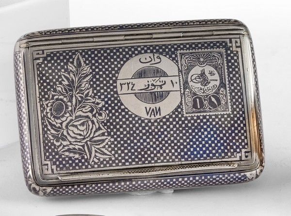 BOÎTE TABATIERE en argent à décor à la manière...