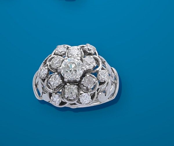 BAGUE en or gris (750) à monture ajourée...