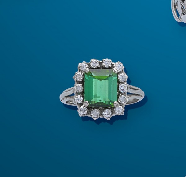BAGUE type marguerite en or gris (750) ornée...