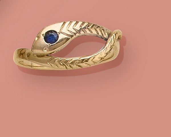 BAGUE serpent en or (750), la tête ornée...