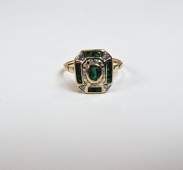 BAGUE en or (750) à plateau rectangulaire...
