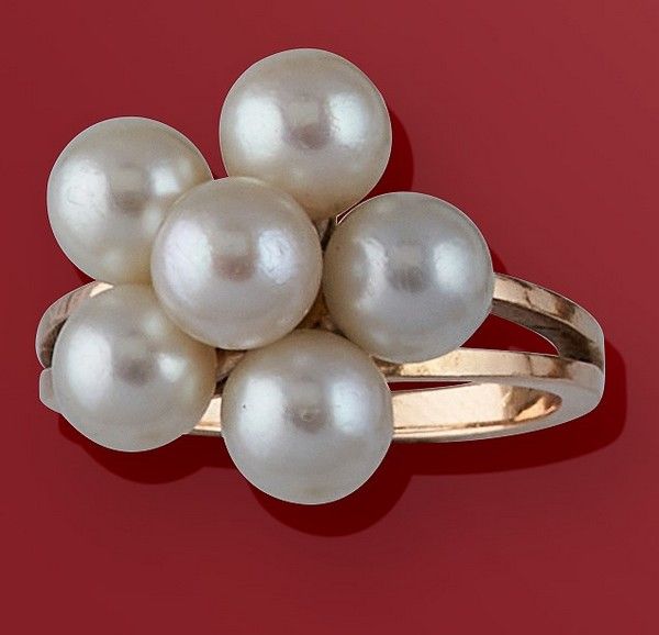 BAGUE fleur en or jaune (750) et six perles...