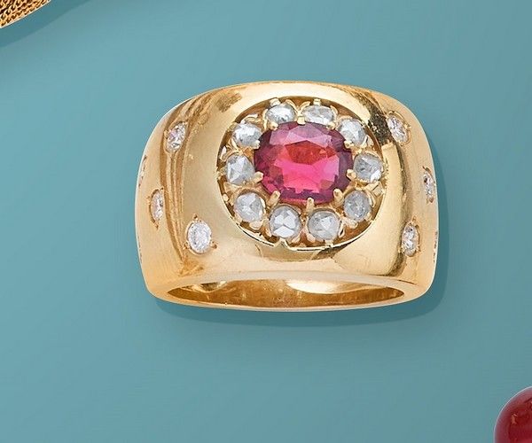 LARGE BAGUE en or (750) centrée d'un grenat...