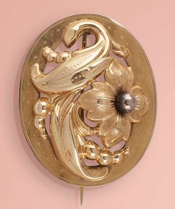 BROCHE ovale ajourée en or jaune (750) à...