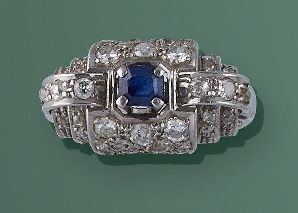 BAGUE en or gris (750) en dôme orné d'un...