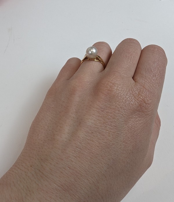 BAGUE en or (750) ornée d'une perle de c...
