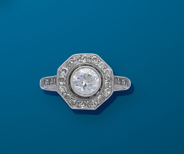 BAGUE en platine ornée d'un diamant demi-taille...