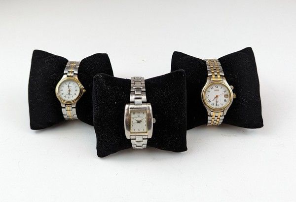 TROIS MONTRES DE DAME acier et acier doré...