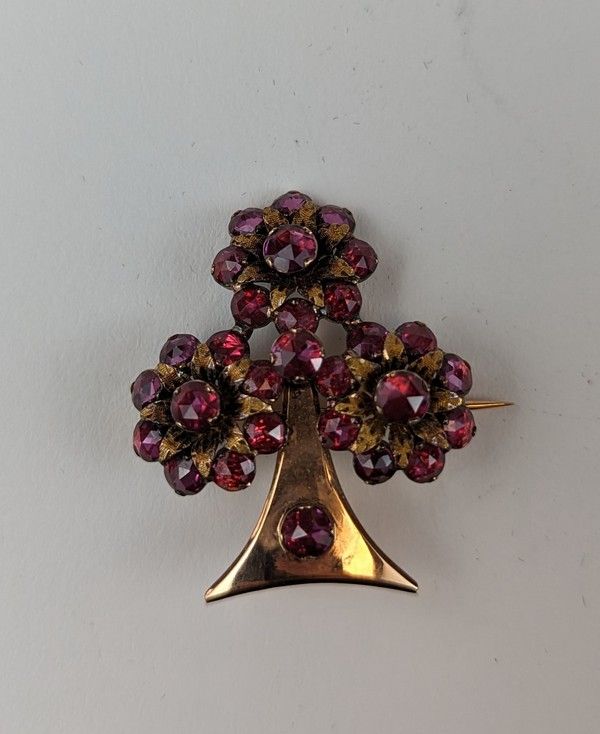 BROCHE figurant un arbre en or (750) et argent,...