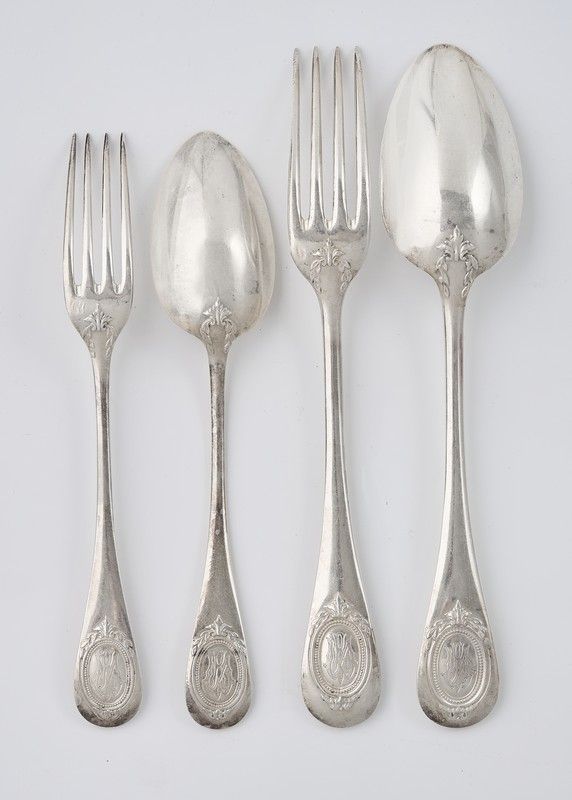 MENAGERE en argent, modèle à médaillon feuillagé...