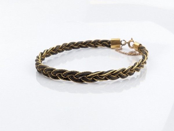 BRACELET EN POIL D'ELEPHANT et cerclé or,...