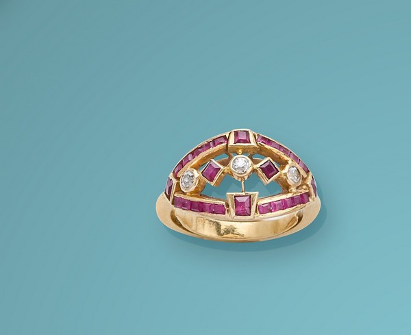 BAGUE en or (750) à motif oblong ajouré orné...