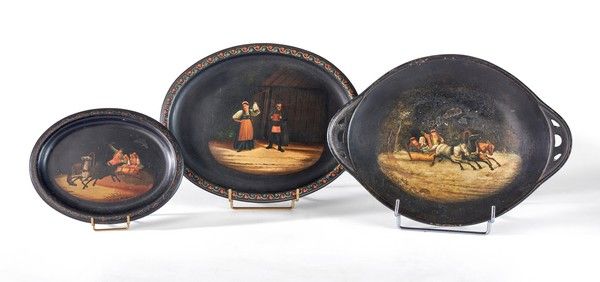 TROIS PLATEAUX en tôle laquée noir et décor...