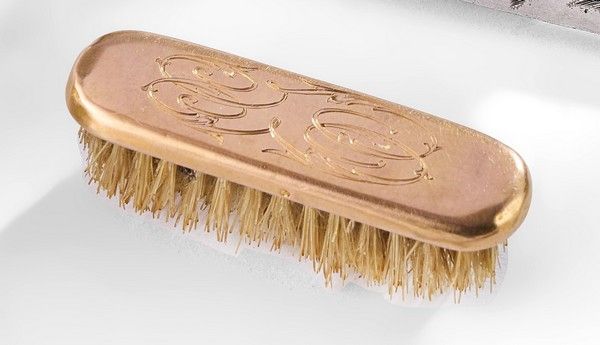 PETITE BROSSE dite à MOUSTACHE à monture...