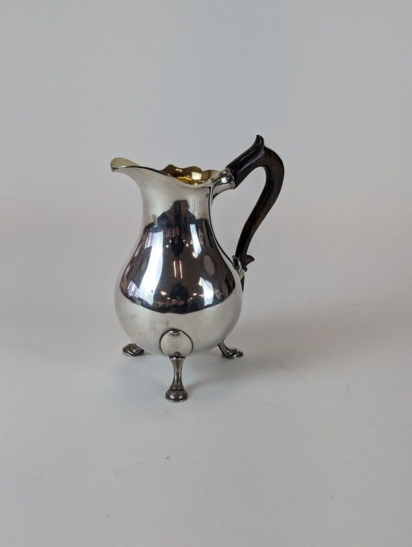 POT A LAIT en argent (800) uni de forme balustre...