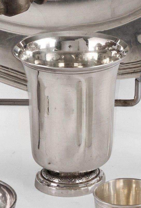 TIMBALE tulipe en argent uni, frise de palmettes...