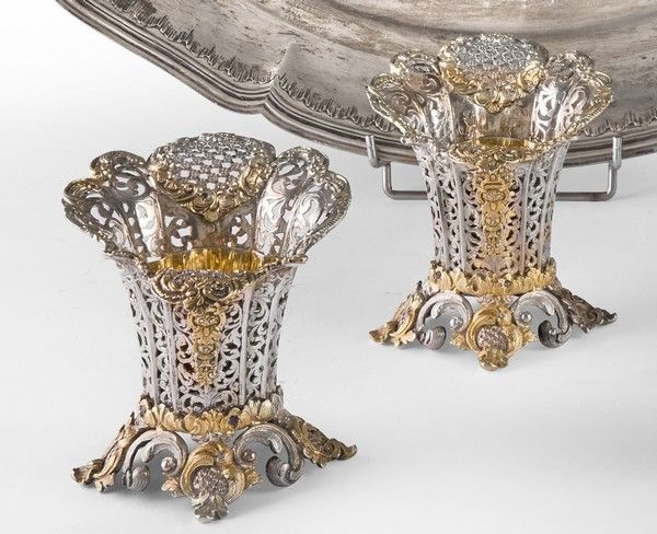 PAIRE D'ORIGINALES BOUQUETIERES en argent...