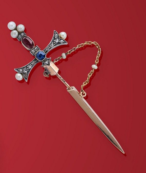 BROCHE en or (750) et argent, en forme d'épée...