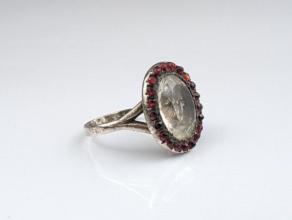 BAGUE ancienne en argent de chaton ovale...