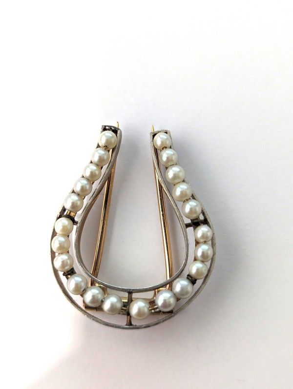 BROCHE en or gris et jaune (750) formant...