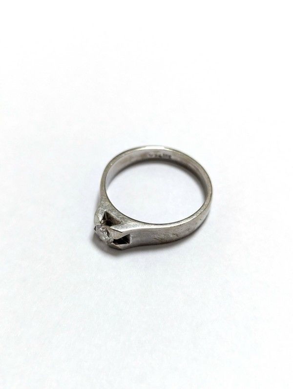 SOLITAIRE en or gris (750) avec petit diamant...
