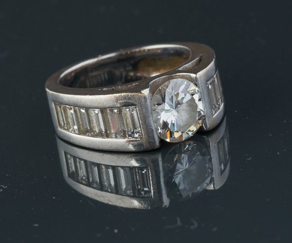 BAGUE MODERNE en or gris (750) centrée d'un...