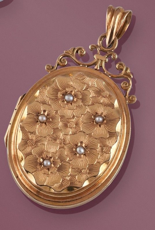 PENDENTIF ovale en or jaune (750) à décor...