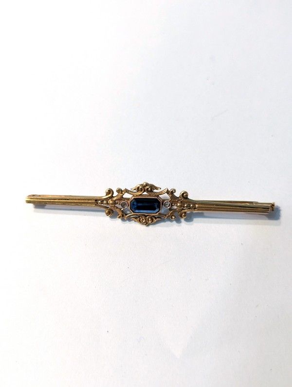 BROCHE en or jaune (750) sertie de deux petits...