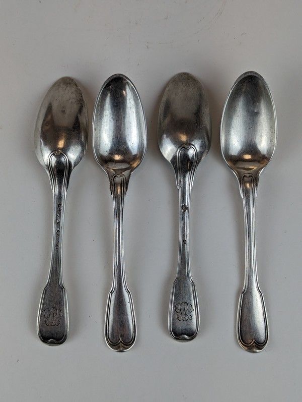 QUATRE PETITES CUILLERES en argent, modèle...