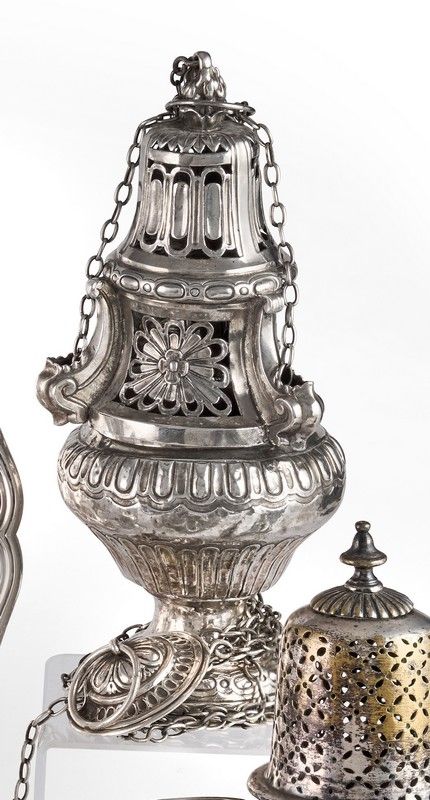 ENCENSOIR en argent, de forme balustre à...